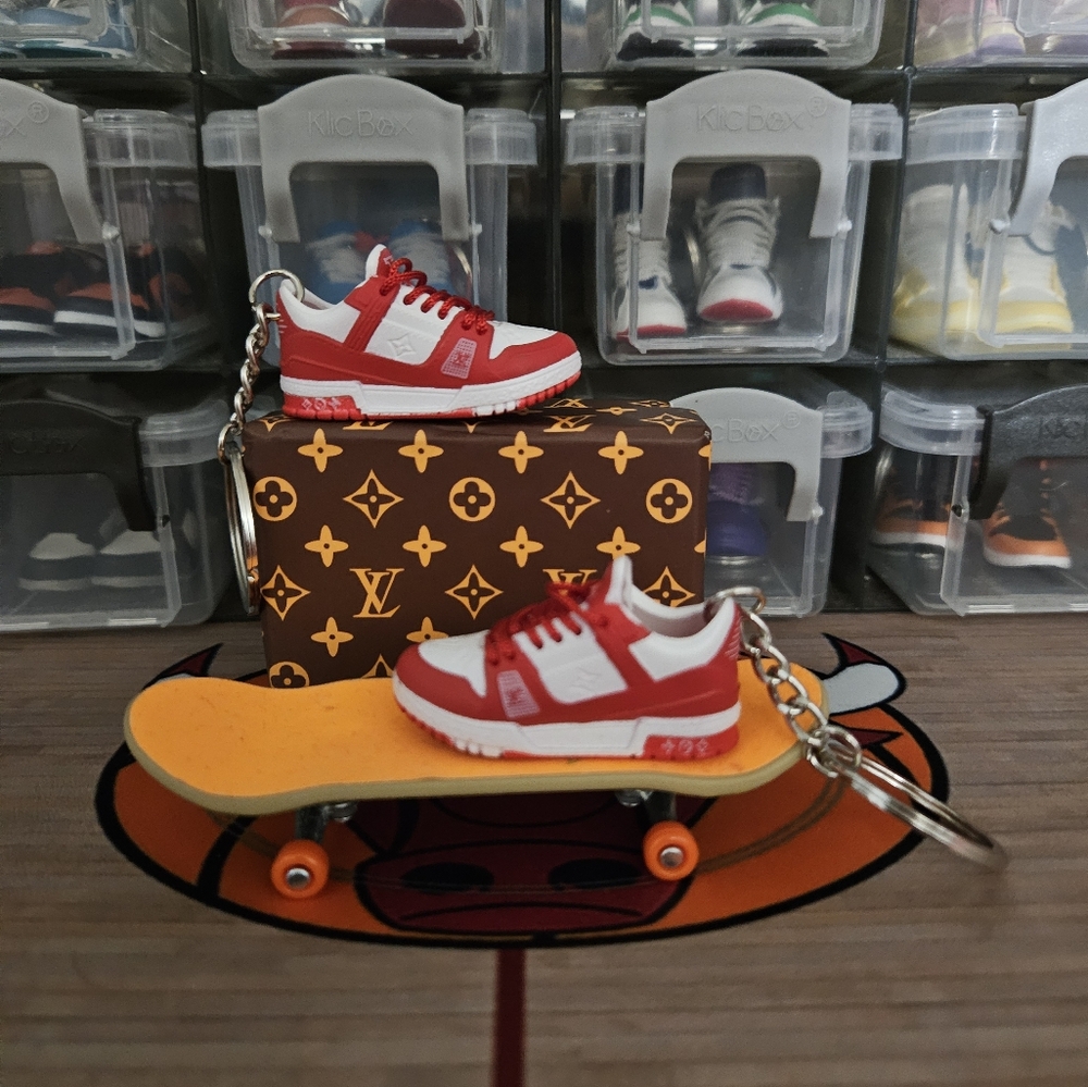 Fashion pair of mini sneakers keychain.(Red/White). - Picture 3 of 8